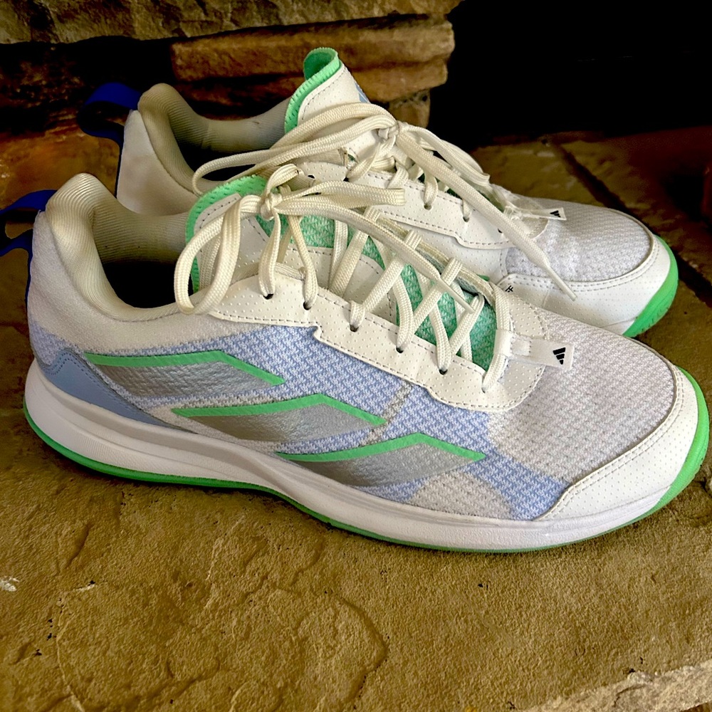 Women’s pickle ball shoes Wore 3 times, excellent condition